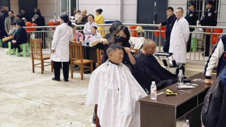 重阳送温暖！安龙县开放教育学院社区教育走社区，开展义诊+理发绘就“最美夕阳红”公益活动